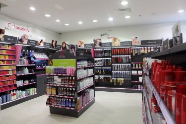 Mobilier sur mesure en métal pour magasin cosmétique Objectif coiffure