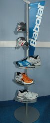 Présentoir sport loisir nature en métal pour chaussures Babolat