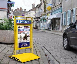 presentoir-pub-edition-carterie-en-metal-chevalet-Le-Progres
