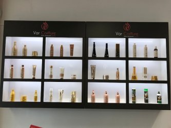 NUM Vitrine de communication pour magasin cosmetique VARCOIFFURE